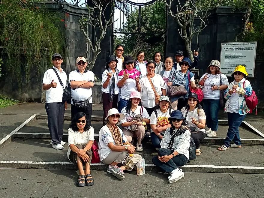 Rombongan ziarah berfoto di gerbang Pertapaan Karmel, Lembang